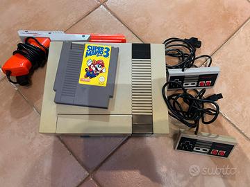 Nintendo 8 bit con gioco, controller e pistola