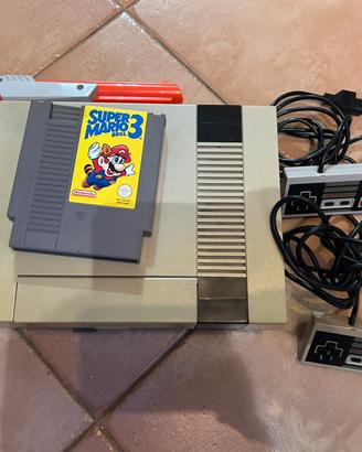 Nintendo 8 bit con gioco, controller e pistola