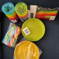 Piatti bicchieri e posate in plastica colorata