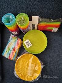Piatti bicchieri e posate in plastica colorata