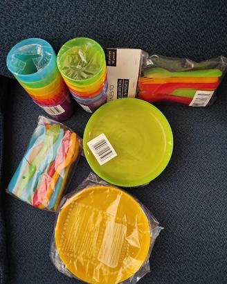 Piatti bicchieri e posate in plastica colorata