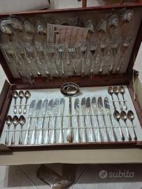 Set completo posate in acciaio inox.