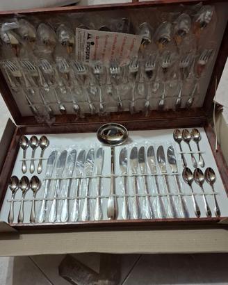 Set completo posate in acciaio inox.