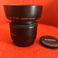 Canon 50mm f/1.8 II con paraluce