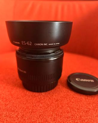 Canon 50mm f/1.8 II con paraluce