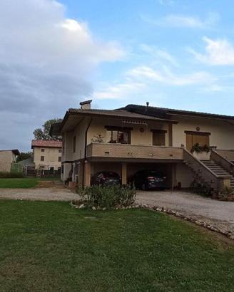 Spaziosa villa indipendente con giardino