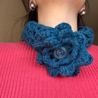 Sciarpa blu con fiore centrale uncinetto cotone