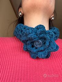 Sciarpa blu con fiore centrale uncinetto cotone