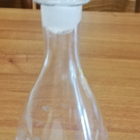 Bottiglia in vetro lavorato con tappo in vetro