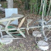 Aratro antico in ferro