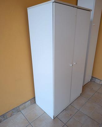 Mobile bianco con ante e mensole