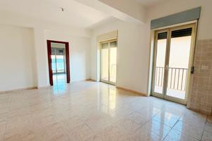 5 vani luminoso con ampia terrazza soprastante