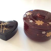 Due scatole di legno laccato giapponesi