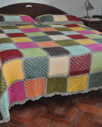 Copriletto matrimoniale  lavorato ad uncinetto