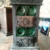 Antica stufa a legna verde