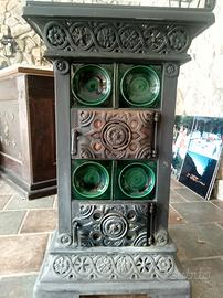 Antica stufa a legna verde