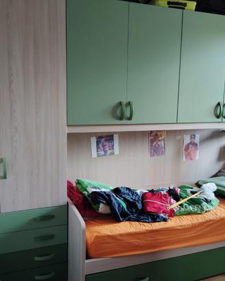 Cameretta con armadio a ponte e letto