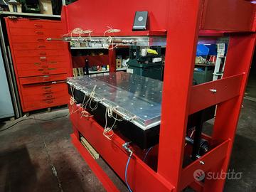 Pressa idraulica per compositi con piani caldi