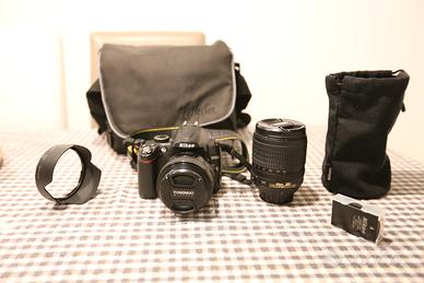 NIKON D5000 + OBIETTIVI + BORSA + BATTERIA