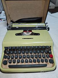 Macchina da scrivere Olivetti Lettera 22