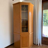 vetrina angolare in legno