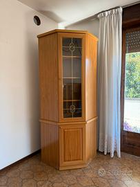 vetrina angolare in legno