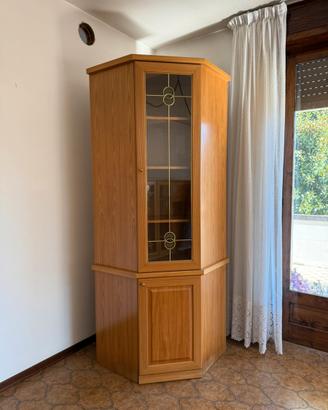 vetrina angolare in legno