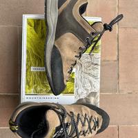 Scarpe da trekking e scarpa con tacco