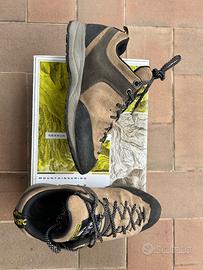 Scarpe da trekking e scarpa con tacco