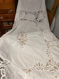Copriletto in Puro Cotone Ricamato a Mano 