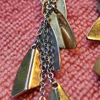 1980. Orecchini pendenti a petalo acciaio e ottone