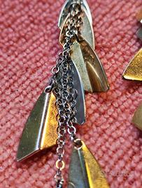 1980. Orecchini pendenti a petalo acciaio e ottone