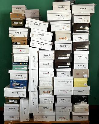 Stock di scarpe da uomo, doonna e bambini