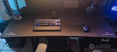 SCRIVANIA REGOLABILE ELETTRICAMENTE CON TAPPETINO 