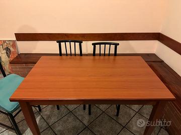 Tavolo in legno allungabile con 6 sedie