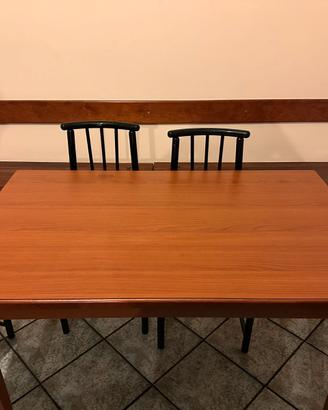 Tavolo in legno allungabile con 6 sedie