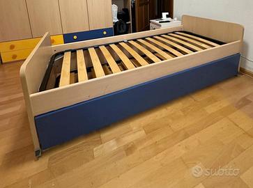 Cameretta tripla con letti e scaletta