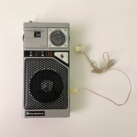 Vintage radiolina con antenna e mono auricolare