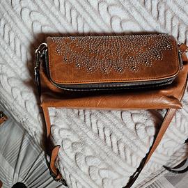 Borsa Crossbody color Cuoio con borchie
