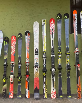 13 paia di sci+ 1 snowboard, vari modelli e misure