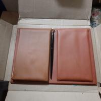 Vecchio set scrivania vintage in finta pelle.