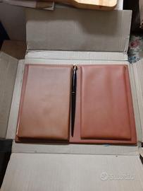 Vecchio set scrivania vintage in finta pelle.