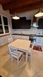 Tavolo bianco allungabile con 4 sedie