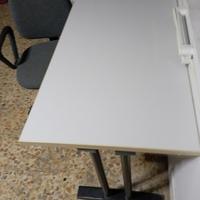 scrivania e sedia girevole 