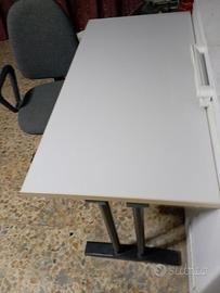 scrivania e sedia girevole 