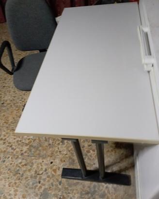 scrivania e sedia girevole 