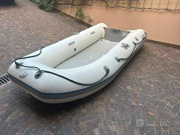 Gommone con chiglia pneumatica