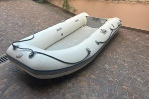 Gommone con chiglia pneumatica