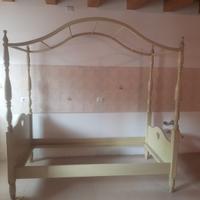 Letto antico a baldacchino