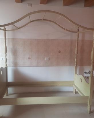 Letto antico a baldacchino